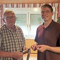 Bild vergrößern:Stellvertretend für den ganzen Ortsverband Süd dankte am 19. Juni der Ortsverbandsvorsitzende Stefan Hörold (r.) Stadtrat Gunter Schindehütte (l.) für über ein Vierteljahrhundert Arbeit im Stadtrat der Landeshauptstadt. 