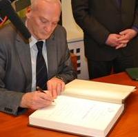 Bild vergrößern:Hans-Georg Moldenhauer, Ehrenvizepräsident des DFB, hat sich in das Goldene Buch der Landeshauptstadt Magdeburg eingetragen