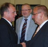 Bild vergrößern:Stadtrat Dr. Klaus Kutschmann (l.) erhält zu seinem 70zigsten Geburtstag die herzlichsten Glückwünsche vom CDU/BfM-Ratsfraktionsvors. Wigbert Schwenke (r.) und vom Ratsfraktionsgf. Reinhard Gurcke (m.)