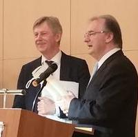 Bild vergrößern:Der Unternehmer Dr. Karl Gerhold (GETEC-Gruppe, re.) erhielt zu seinem 65. Geburtstag herzlichste Glückwünsche des Ministerpräsidenten Dr. Reiner Haseloff.