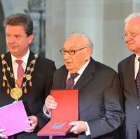 Bild vergrößern:Verleihung des diesjährigen Kaiser-Otto-Preises an Bundesminister a.D. Prof. Dr. Egon Bahr (mitte). Links Oberbürgermeister Dr. Lutz Trümper, rechts der Laudator Bundesminister a.D. Rudolf Seiters. 