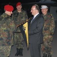 Bild vergrößern:Beim Aufstellungsappell der Regionalen Sicherungs- und Unterstützungskompanie SACHSEN-ANHALT der Kompaniechef Major d.R. Frank Engelmann, der Kommandeur des Landeskommandos Oberst Claus Körbi, der Ministerpräsident Dr. Reiner Haseloff und der stellv. Inspekteur der Streitkräftebasis General Erich Pfeffer (v.l.n.r.)