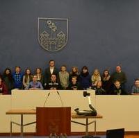 Bild vergrößern:Stadtrat Daniel Kraatz (Mitte) empfing eine Klasse des Geschwister-Scholl-Gymnasiums, um den Schülern über die Arbeit eines Stadtrates zu reden 