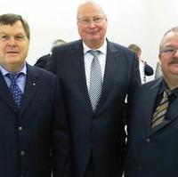 Bild vergrößern:Das langjährige CDU-Mitglied Dr. Carl-Gerhard Winter (Mitte) erhält herzliche Glückwünsche vom Landtagspräsidenten Dieter Steinecke (l.) und dem Ratsfraktionsvors. CDU/BfM Wigbert Schwenke MdL (r.) aus Anlass seines fünfundsechzigsten Geburtstages