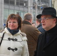 Bild vergrößern:Der CDU-Spitzenkandidat Dr. Reiner Haseloff und seine Frau Dr. Gabriele Haseloff am Rande einer Veranstaltung in Magdeburg (v.r.n.l.)