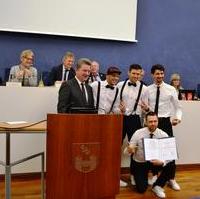 Bild vergrößern:Im Magdeburger Stadtrat wurde heute (21.02) die Breakdanceformation „Da Rookies“ die Ehrenbotschafterwürde der Landeshauptstadt Magdeburg verliehen.