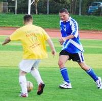 Bild vergrößern:Sport- und Innenminister Holger Stahlknecht (r.) zeigt vollen Einsatz bei einem Fußballturnier einer Mannschaft seines Ministeriums gegen eine Auswahl der Magdeburger Kleingärtner
