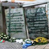 Bild vergrößern:Gedenkstunde am 9. November 2016 zur Erinnerung an die Reichspogromnacht am Mahnmal für die alte Magdeburger Synagoge. 