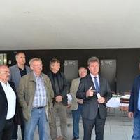 Bild vergrößern:Übergabe des neuen Gebäude (Jahnsportplatz am 07.09) Fraktionsvorsitzender Wigbert Schwenke, Stadtrat Gunther Schindehütte, Stadtratsvorsitzender Andreas Schumann MdL, OB Dr. Lutz Trümper und Vorsitzender Holger Brandes (Vorstand SV Arminia) (v.l.n.r.)