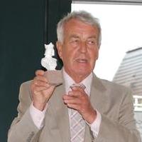 Bild vergrößern:Der Ehrenstadtrat Eberhard Seifert der zu seinem 70. Geburtstag auch einen Kaiser-Otto-Kopf geschenkt bekommen hat. Der Ehrenstadtrat ist auch geistiger Vater des Kaiser-Otto-Preises der zuletzt an die Bundeskanzlerin Dr. Angela Merkel verliehen wurde.
