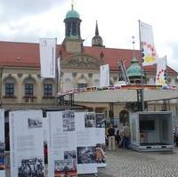 Bild vergrößern:Die Infotour des Presse- und Informationsamtes der Bundesregierung zum Thema -20 Jahre Deutsche Einheit- machte auch Station auf dem Alten Markt in der Landeshauptstadt Magdeburg