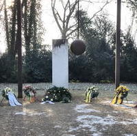 Bild vergrößern:Das Denkmal auf dem Magdeburger Westfriedhof welches an die Opfer der Bombardierung der Stadt in der Nacht vom 16. auf den 17. Januar 1945 erinnert. 