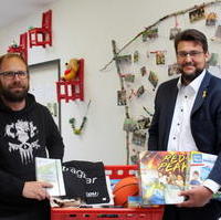 Bild vergrößern:Der Landtagsabgeordnete Tobias Krull (r.) übergab am 27. August eine Sachspende an das Kinder- und Jugendhaus Happy Station. 