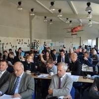Bild vergrößern:Die Delegierten des 21. Landestages der Jungen union Sachsen-Anhalt bei der Abstimmung des Leitantrages