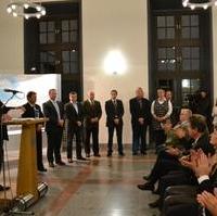Bild vergrößern:Der Beigeordnete Rainer Nitsche (l.) ehrt Magdeburger Unternehmen für ihr Engagement in Landeshauptstadt