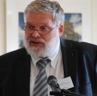 Bild vergrößern:Der Präsident des Landesheimatbundes Sachsen-Anhalt Prof. Fr. Konrad Breitenborn verliesst bei der Auftaktveranstaltung des Projektes -Engagiert für Heimat und Demokratie- ein Grusswort des Parlamentarischen Staatssekretärs im Bundesinnenministerium Dr. Christoph Bergner.  