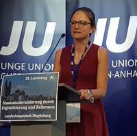 Bild vergrößern:Die JU-Landesvorsitzende Anna Kreye spricht beim Landestag der Jungen Union in Magdeburg am 10. August diesen Jahres. 