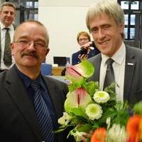 Bild vergrößern:Fraktionsvorsitzender Wigbert Schwenke MdL gratuliert Rainer Nitsche zu seiner Wiederwahl als Beigeordneter für Wirtschaft, Tourismus und regionale Zusammenarbeit (v.l.n.r.)
