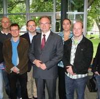 Bild vergrößern:Der Minister für Wirtschaft und Arbeit Dr. Reiner Haseloff (Mitte) mit Vertretern der JU am Rande der Berufsfindungsmesse HANDWERK4YOU