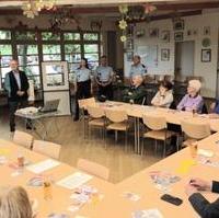 Bild vergrößern:Im Ortsverband Ostelbien werden durch Vertreter der Polizei Sicherungsmaßnahmen für Haus und Hof vorgestellt
