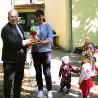 Bild vergrößern:Zum Tag der Kinderbetreuung besuchte Stephen Gerhard Stehli MdL eine Kita in seinem Wahlbereich. 