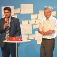 Bild vergrößern:Tobias Krull und Holger Stahlknecht begrüßen die Anwesenden bei der Zuhör-Tour der CDU am 01. Juni in Magdeburg (v.l.n.r.)