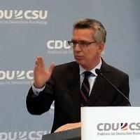 Bild vergrößern:Bundesinnenminister Dr. Thomas de Maizière MdB spricht beim Kommunalforum Asyl und Flüchtlinge der CDU/CSU Bundestagsfraktion