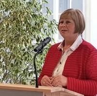 Bild vergrößern:Die Landtagspräsidentin Gabriele Brakebusch spricht bei der Eröffnung der Ausstellung Würde. Selbst. Wählen am 20. Mai 2019.