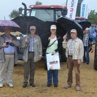 Bild vergrößern:Mitglieder des CDU-Ortsverbandes Olvenstedt zu Besuch beim Case-Feldtag, auf Einladung des Geschäftsführers der Agro Bördegrün GmbH & Co. KG, Ronald Westphal.