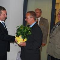 Bild vergrößern:Zu seinem fünfzigsten Geburtstag erhält Stadtrat Olaf Czogalla die herzlichsten Glückwünsche vom Fraktionvorsitzenden Wigbert Schwenke MdL sowie den Stadträten Michael Hoffmann und Hubert Salzborn (v.l.n.r.)