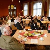 Bild vergrößern:Stadtrat Hubert Salzborn (vorn im Bild) bei der Einbürgerungsfeier der Landeshauptstadt Magdeburg.