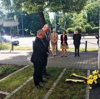 Bild vergrößern:Holger Stahlknecht (Minister für Inneres und Sport des Landes Sachsen-Anhalt) und unser Fraktionsvorsitzender Wigbert Schwenke legten heute (17.06) Vormittag anlässlich des 66. Jahrestag des Volksaufstandes in der DDR am (17. Juni 1953), einen Kranz nieder.