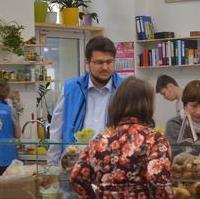 Bild vergrößern:Der CDU-Kreisvorsitzende Tobias Krull MdL bei seinem Praktikum bei der Magdeburger Bahnhofsmission am 13. März 2018. 