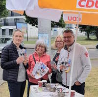 Bild vergrößern:Die Besetzung des Infostandes des CDU-Ortsverbandes Ostelbien am 18. Mai 2024. 