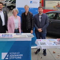 Bild vergrößern:Infostand der Konrad-Adenauer-Stiftung Sachsen-Anhalt zum Tag der Demokratie am 15. September. Mit dabei die Vize-Landtagspräsidentin Anne-Marie Keding (2.v.l.) und Tobias Krull MdL (g.l.). 