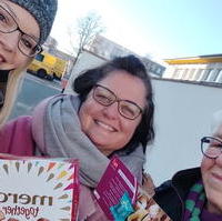 Bild vergrößern:Aktion der Frauen Union zum Frauentag vor einem Magdeburger Postverteilzentrum. 