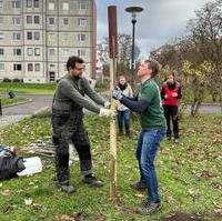 Bild vergrößern:Tobias Krull (l.) gehörte zu den Unterstützerinnen und Unterstützern der Baumpflanzaktion des Vereins otto pflanzt am 26.11. auf dem Gelände der Hochschule Magdeburg-Stendal. 