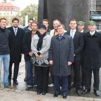 Bild vergrößern:Vertreter der Jungen Union Kreisverbände Tübingen und Magdeburg vor dem Magdeburger Bürgerdenkmal gemeinsam mit dem Landtagspräsidenten Dieter Steinecke MdL 