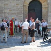 Bild vergrößern:Eine Gruppe der CDU Braunschweig, darunter der Ratsvorsitzende Karl Grziwa, bei der Führung durch die Magdeburger Innenstadt mit Otto I.