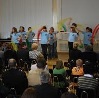 Bild vergrößern:Die Schülerinnen und Schüler der IGS Willy Brandt führten den Gästen der feierlichen Wiederaufnahme des Schulbetriebes ein kleines Programm vor 