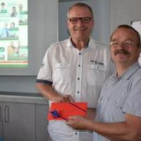 Bild vergrößern:Fraktionsvorsitzender Wigbert Schwenke MdL gratuliert Stadtrat Bernd Reppin zu seinem 50. Geburtstag und überreicht ihm das Geschenk der Fraktion (v.r.n.l.)