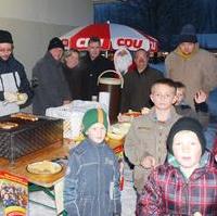 Bild vergrößern:Der Förderverein der Kinder- und Jugendfeuerwehr Olvenstedt veranstaltete eine Grillaktion für bedürftige Kinder. Dabei wurden Sie u.a. mit Spenden vom CDU-Ortsverband Olvenstedt, dem Bundestagsabgeordneten Manfred Behrens und dem Stadtrat und Landtagsabgeordneten Wigbert Schwenke unterstützt.  