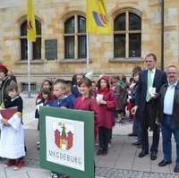 Bild vergrößern:Eva Wybrands (l.), Staatssekretär des Ministeriums für Wissenschaft und Wirtschaft Marco Tullner (2.v.r.) und Fraktionsvorsitzender Wigbert Schwenke MdL (r.) begleiteten den Gang des Magdeburger Rechts mit circa 200 Kindern