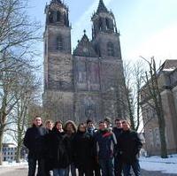 Bild vergrößern:Mitglieder der JU Braunschweig und ihre Magdeburger Begleiter beim Rundgang durch die Innenstadt im Rahmen ihrer Klausurtagung in der Landeshauptstadt