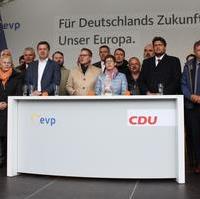 Bild vergrößern:Abschlussbild bei der Veranstaltung mit der CDU-Bundesvorsitzenden Annegret Kramp-Karrenbauer in Magdeburg am 08. Mai 2019. 