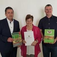 Bild vergrößern:Staatssekretär Dr. Gunnar Schellenberger übergab am 06. April an den Kultur- und Heimatverein Magdeburg vertreten durch Karin Meinecke und Rüdiger Stefanek einen Fördermittelbescheid des Landes Sachsen-Anhalt (v.l.n.r.). 