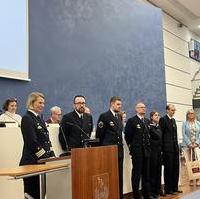 Bild vergrößern:Eine Delegation des Patenschiffes Korvette MAGDEBURG war heute (08.12) am Anfang des Magdeburger Stadtrates gekommen. 