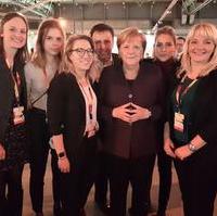 Bild vergrößern:Engagierte CDU Mitglieder aus Sachsen-Anhalt zusammen mit der Bundeskanzlerin Dr. Angela Merkel (3.v.r.) am Rande des Parteitags. 