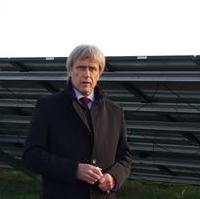 Bild vergrößern:Der Wirtschaftsbeigeordnete Rainer Nitsche spricht bei der Eröffnung einer Bürgersolaranlage in Magdeburg Rothensee