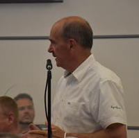 Bild vergrößern:Stadtrat Frank Schuster spricht gerade zum Tagesordnungspunkt 5.10 DS0051/21 Behandlung der Stellungnahmen zur 28. Änderung des Flächennutzungsplanes Diesdorf südliche Wendeschleife.